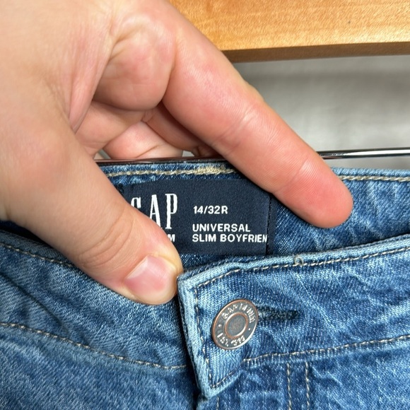 GAP Mid Rise Slim Boyfriend Jeans in Washwell Medium Brinkley - Picture 3 of 7